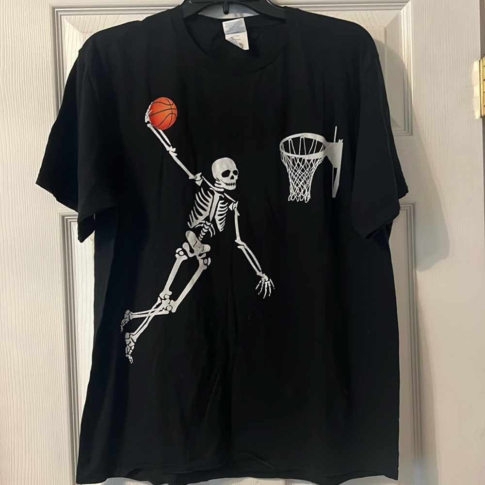 SKELETON BASKETBALL TEE
